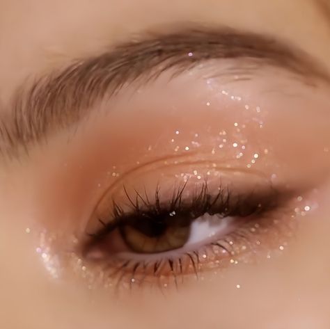 Cute Eye Looks Eyeshadows, Soft Pink Make Up Looks, Sweet 17 Makeup Look, Glitter Makeup Natural, Natural Makeup For Prom For Brown Eyes, Prom Makeup Freckles, Make Up Ideas For Prom Natural Looks, Soft Champagne Makeup, Makeup Looks For Quinceaneras Natural