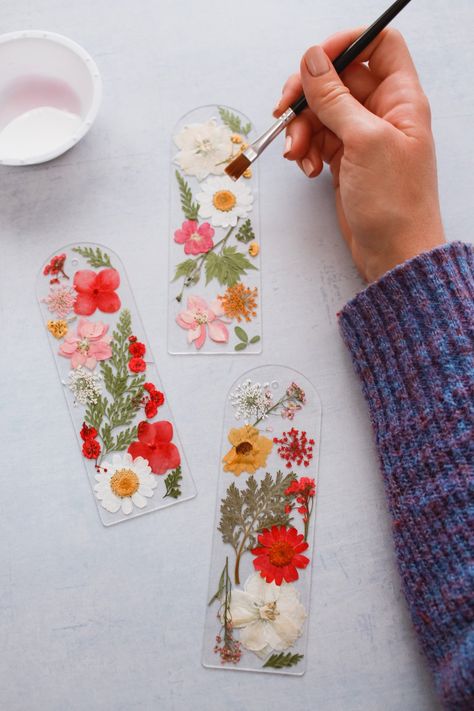 Crafts With Pressed Flowers, Pressed Flowers Diy, Bookmark Crochet, Diy Fleur, Diy Summer Crafts, Pressed Flower Crafts, Bookmark Craft, Flower Bookmark, Dried And Pressed Flowers