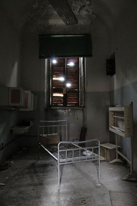Abandoned Asylum in Italy Haunted Houses, Abandoned Hospital, Abandoned Buildings, Abandoned Asylums, Abandoned Places, Graveyard Shift, Funeral Homes, Forgotten Places, Apocalypse World