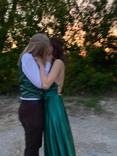 Lesbian Couple Prom, Cute Lesbian Prom Pictures, Homecoming Pictures, Prom Couples, Cute Lesbian Couples, Lesbian Pride, Gay Prom Outfits, Couple Prom Outfits, Hoco Pics Couple