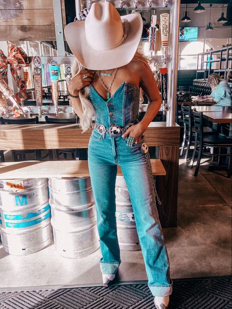 Western Wear, Outfits, Cowgirl Outfits, Jeans, Country Girls Outfits, Cowgirls, Denim Cowgirl Outfit, Cowgirl Style Outfits Rodeo, Cowgirl Style Outfits