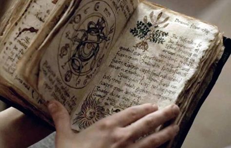 Magic of the Ancients: Five Incredible Texts of Spells, Curses, and Incantations Films, Goth, Resim, Dark, Aesthetic, Dark Aesthetic, Fantasy, Fotografie, Revenge