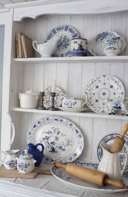 Blue and white hutch decorating- Itsy Bits And Pieces Interior, Home Décor, Decoration, Retro, Hutch Decorating, Decorating With Blue And White Porcelain, Farmhouse Kitchen Decor, White Hutch, Blue And White Dining Room
