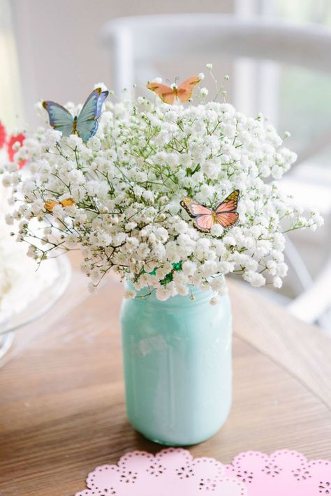 Just add butterfly stickers to simple flowers such as baby's breath to make them more whimsical.  #homestyle #home #spring #homedecor #diy Diy, Floral, Flower Arrangements, Spring Centerpiece, Flower Party, Dekoration, Birthday Decorations, Garden Birthday, Bunga
