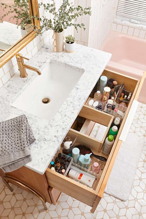 A Vintage Pink Tub Became the Showpiece of This Small-Bathroom Renovation Organisation, Simple Bathroom, Deco, Small Bathroom, Pink Tub, Remodel, Smart Bathroom, Primary