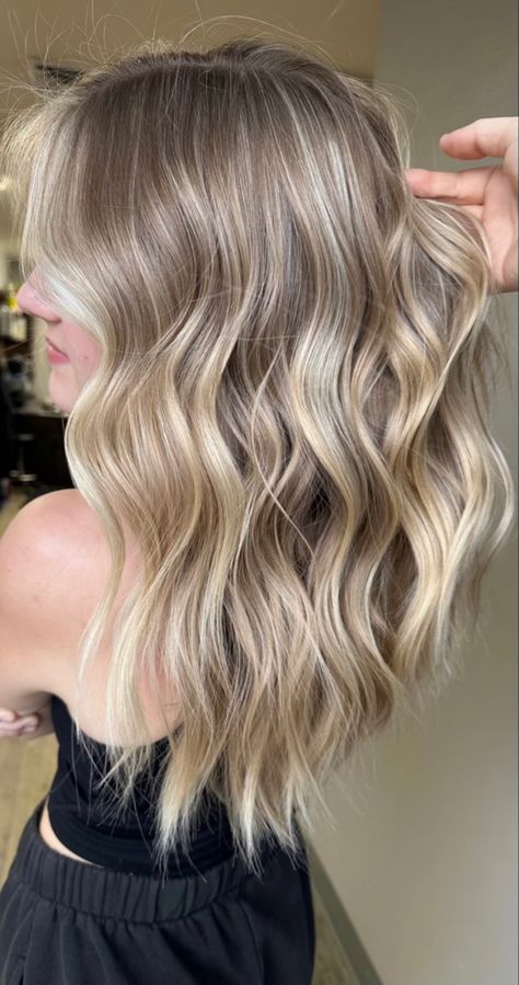 Highlights In Blonde Hair Lighter, Blonde Halo Highlights, Natural Blonde Partial Highlights, Balayage Hair Blonde 2024, Light Brown Hair Boliage, Blonde Hilights In Brown Hair, Long Blond Balayage Hair, Bronde Balayage With Root Melt, Balayage For Blonde Hair