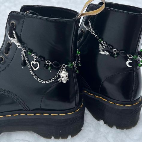 green and black boot chains Fashion, Outfits, Bijoux, Piercing, Giyim, Style, Outfit, Model, Aesthetic Shoes