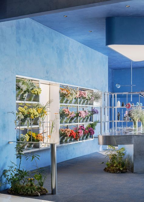 FRAME | This South Korean flower shop doubles as a DIY lab to actively engage customers Design, Flower Shop Display, Flower Shop Design, Flower Market, Flower Display, Flower Shop Interiors, Flower Studio, Shop Decoration, Flower Cafe
