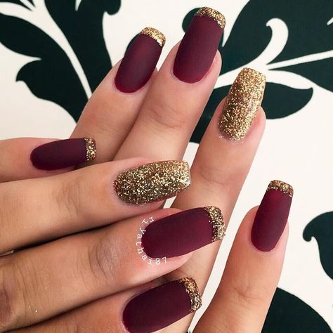 Fashionable Maroon Nails Designs to Complete Your Image ★ See more: https://naildesignsjournal.com/maroon-nails-designs/ #nails Prom Nails Red, Trendy Nails, Nails French, Maroon Nail Designs, Burgundy Nails, Red And Gold Nails, Stylish Nails, Red Nail Designs, Red Matte Nails