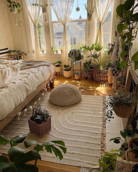 My favorite house plant decor ideas and plant decor inspiration. Browse this house plant decor now! Home Décor, Interior, Bedroom Plants, Room With Plants, Boho Bedroom, Dreamy Room, Cozy Room Decor, Aesthetic Room Decor, Home Decor