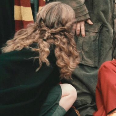 💿𝘣𝘢𝘤𝘬𝘶𝘱: @𝘥𝘪𝘴𝘵𝘳𝘢𝘤𝘵𝘪𝘰𝘯𝘥𝘳𝘪𝘷𝘦 | #icon {chamber of secrets} Hermione, Haar, Cute Hairstyles, Harry, Inspo, Hair Inspiration, Hermione Granger Hair, Harry Potter Hairstyles, Beleza