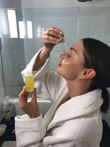 Capturing the Old Money Aesthetic in Skincare and Makeup l Spa l Wellness l clean girl Selfie, Miranda Kerr, Body Care, Beauty Secrets, Beauty Care, Wellness, Care, Health And Beauty, Vogue Beauty