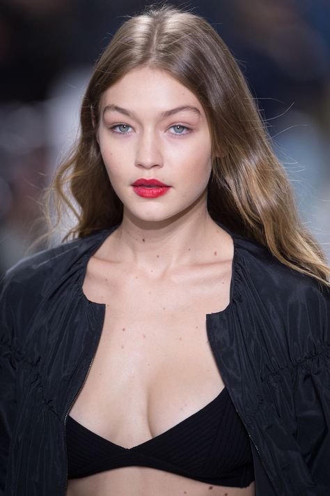Model of the moment, Gigi Hadid, goes for a bordering-on-light-brown hue with subtle blonde highlights that keep it from appearing too chocolate-y. Balayage, Haar, Model, Blond, Bob, Peinados, Bronde, Blonde, Beleza