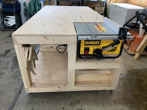 My first workbench with built in table saw! - diy post - Imgur Garages, Table Saw Workbench, Woodworking Bench Plans, Woodworking Workbench, Workbench Plans Diy, Woodworking Bench, Portable Table Saw, Woodworking Projects Diy, Garage Work Bench