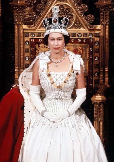 Photos: The life of Queen Elizabeth II Vintage, Fashion, Queen, Vogue, Haute Couture, Princess, Royal, Royal Fashion, Dress