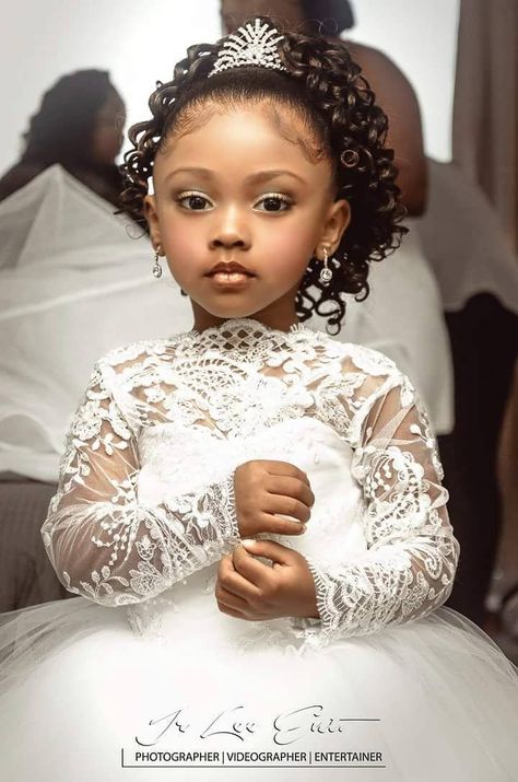 Girl Hairstyles, Haar, Afro, Kids Hairstyles, Peinados, Kids Hairstyles For Wedding, Updo, Girls Pageant Hairstyles, Capelli