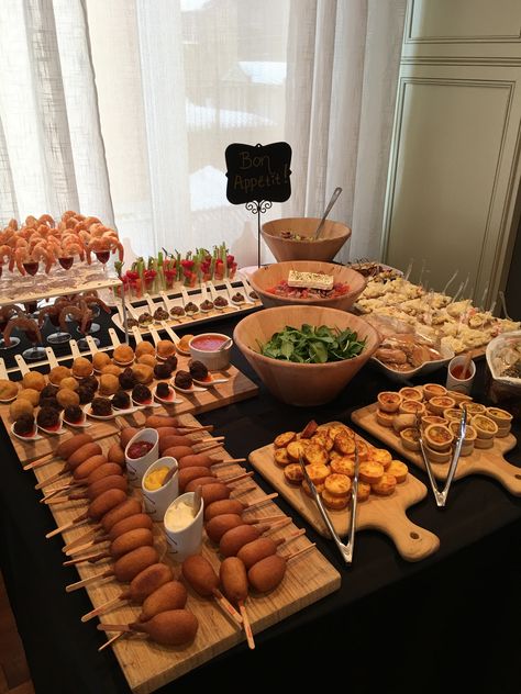 Brunch, Party Food Buffet, Party Food Platters, Brunch Party, Appetizer Display, Party Food Appetizers, Appetizers Table, Buffet Food, Charcuterie Board