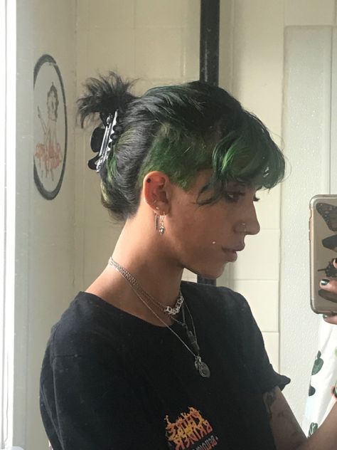 green and black hair shaved sides mullet cut clawclip enby nonbinary Short Punk Hair, Curly Hair Shaved Side, Mullet Hairstyle, Punk Mullet, Short Hair Shaved Sides, Shaved Hair Cuts, Long Hair Shaved Sides, Short Shaved Hair, Gender Fluid Haircuts