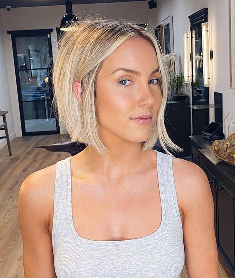 Neck-Length Blunt Blonde Bob Bobs, Bobs For Thick Hair, Bob Haircut For Round Face, Chin Length Cuts, Textured Bob Hairstyles, Chin Length Bob, Chin Length Haircuts, Best Bob Haircuts, Bobs For Fine Hair