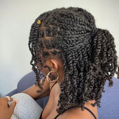 Mini twist Haar, Giyim, Afro, Afro Hairstyles, Short African Hairstyles, Peinados, Capelli, Pretty Hairstyles, Pretty Braided Hairstyles