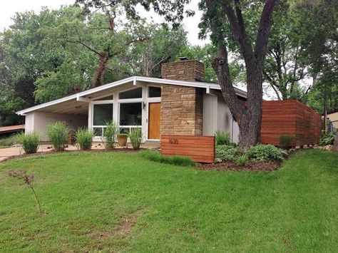 Mid-Century Modern Curb Appeal Home Inspiration Exterior, Mid Century Landscaping, Modern Ranch, Mid Century Ranch, House Exterior, Modern House Exterior, Mid Century Modern Curb Appeal, Atrium House, Mid Century Exterior
