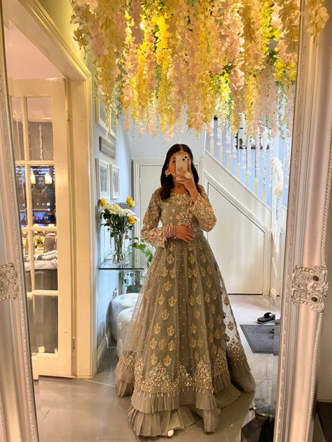 Mendhi, Asian outfit, Wedding vibes, wedding deco, Indian outfit, Asian wedding, indian, pakistani Pins