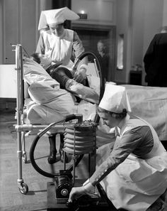 27 Crazy Images Of Medical Treatments Through History Vintage, Medical Equipment, Medical Treatment, Medical Devices, Medical Photos, Medical Photography, Medical Supplies, Medical Practice, Medical Curiosities