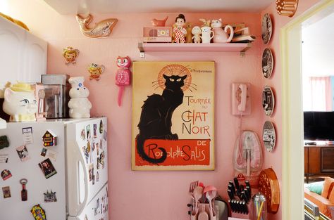 "I think what attract us most is the fun and good energy that these kitsch objects bring us," Alex says. "It's a good feeling to go into your kitchen and find a pink Kit-Cat clock smiling at you." Inspiration, Retro, Cluttercore, Pink Fridge, Room Inspo, Retro Appliances, Room Decor, Kitschy Decor, Apartment