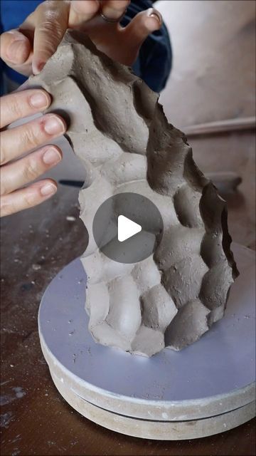 Ceramic Clay, Clay Pottery, Ceramics Ideas Pottery, Ceramics Pottery Art, Pottery Techniques, Pottery Sculpture, Beginners Ceramics, Ceramics Pottery Bowls, Organic Ceramics