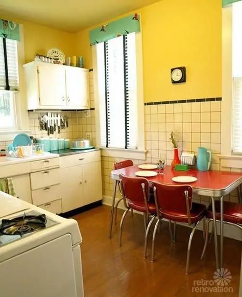 23 Retro Kitchens You Can Copy in Your Home ... Home Décor, Retro Home Decor, 50s Kitchen, Retro Home, Kitchen Decor, Kitchen Yellow, Mid Century Kitchen, Retro Decor, Dining