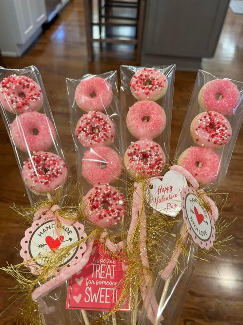 Sweets, Valentine's Day, Doughnut, Barbie, Valentine Cookies, Party Treats, Donut Decorations, Donut Toppings, Mini Donuts