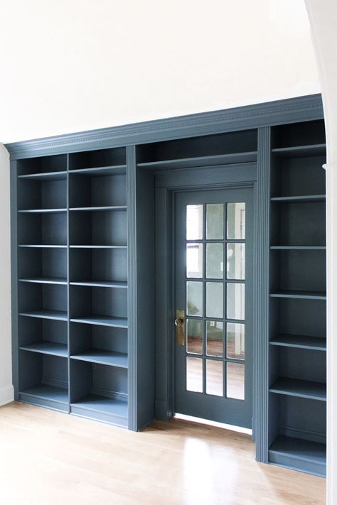 Dold Dörr, Billy Ikea, Home Library Design, Home Libraries, Built In Shelves, Home Library, Front Room, House Inspo, Built Ins
