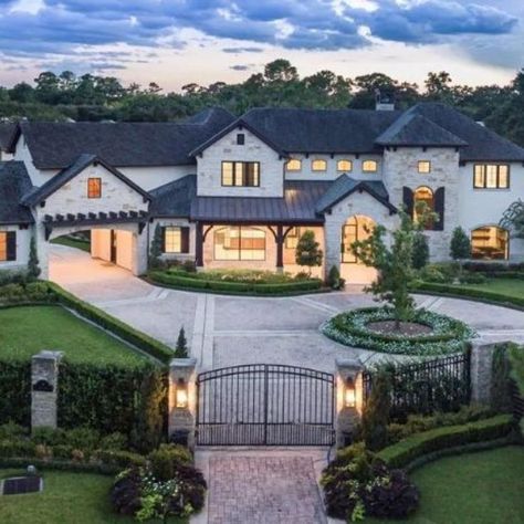 These are some of the most expensive and luxurious houses you can find in Memorial, Houston. House Design, Luxury Homes Dream Houses, Mansion Exterior, House Layouts, House Designs Exterior, Luxury Homes, House Exterior, House Styles, Dream House Plans