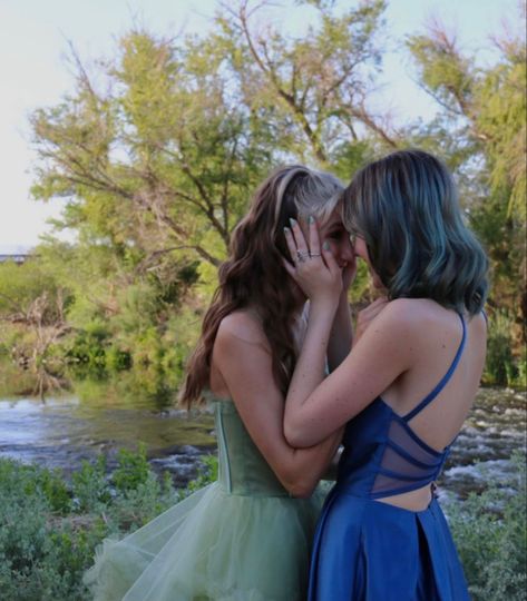 teenage romance teen couples wlw sapphic lgbt queer lesbian K Pop, Lesbian Prom Pictures, Cute Lesbian Prom Pictures, Girlfriend Goals, Queer Prom, Prom Lesbian Couple, Prom Couples, Lgbt Couples