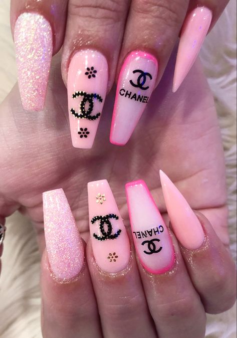 Chanel, Chanel Nail Art, Chanel Nails Design, Designer Nails, Bling Acrylic Nails, Chanel Nails, Pink Acrylic Nails, Luxury Nails, Gucci Nails