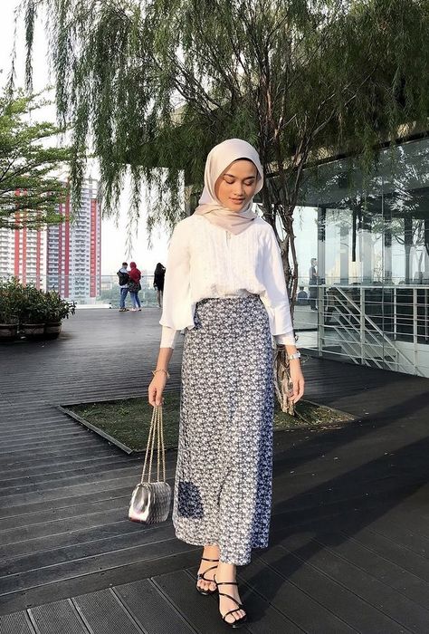 Outfits, Jeans, Skirt Outfits, Casual Hijab Outfit, Outfit Kondangan Casual, Outfit Kondangan Simple, Outfit Kondangan, Ootd Kondangan Hijab Styles, Outfit Kondangan Hijab Fashion