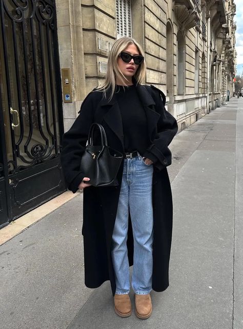 Discover the essence of winter elegance with these 10 black sweater outfit ideas, inspired by Parisian style. We love this trendy casual outfit with a black coat, jeans and Ugg slippers, for example! Winter Outfits, Outfits, Casual, Giyim, Ootd, Outfit, Styl, Long Coat, Moda