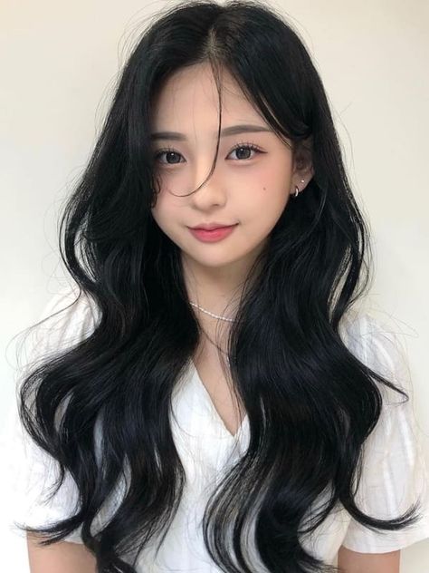 Korean fall hair color: black long waves Korean Long Hair, Gaya Rambut, Korean Wavy Hair, Asian Hair, Haar, Stylish Hair, Asian Hair Inspo, Hair Reference, Aesthetic Hair