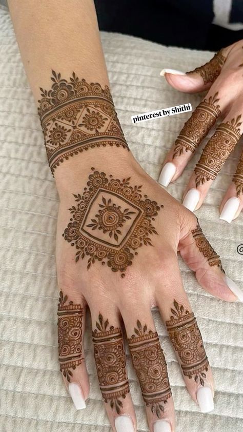 Walmart Shoppers Who Failed at Fashion Diwali, Tattoo, Mehndi, Very Simple Mehndi Designs, Simple Mehndi Designs Fingers, Simple Mehndi Designs, Mahendi Designs Simple, Back Hand Mehndi Designs, Mehndi Designs For Fingers