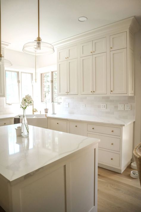 This beautiful warm white off-white paint color is stunning on kitchen cabinetry via Ela Bobak | warm white and off white paint colors for kitchens, best paint for cabinets, kitchen design ideas Kitchen Interior, Kitchen Redo, Kitchen Remodel Idea, Kitchen Countertops, Kitchen Remodel, Kitchen Cabinets Decor, Kitchen Cabinet Colors, Kitchen Inspiration Design, Kitchen Room Design