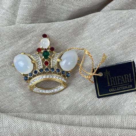 Trifari Royal Gold Crown Brooch with original tag - 1988 vintage | NextStage Vintage Vintage, Metal, Jewellery, Brooch, Vintage Jewelry, Vintage Trifari, Trifari, Crown Royal, Jewelry