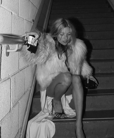 Unseen pictures of pre-fame Adele and Kate Moss falling down stairs revealed in new photography exhibition Cool Girl, Trendy, Model Aesthetic, Styl, Poses, Girl, Black N White, Fotos, Model