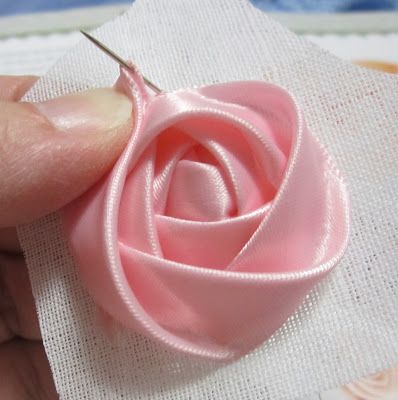 Ravings of a Mad Crafter: How to Make a Flat Ribbon Rose Diy, Ribbon Crafts, Ribbons, Ribbon Flower Tutorial, Ribbon Work, Ribbon Embroidery Tutorial, Ribbon Embroidery, Ribbon Roses, Ribbon Flowers