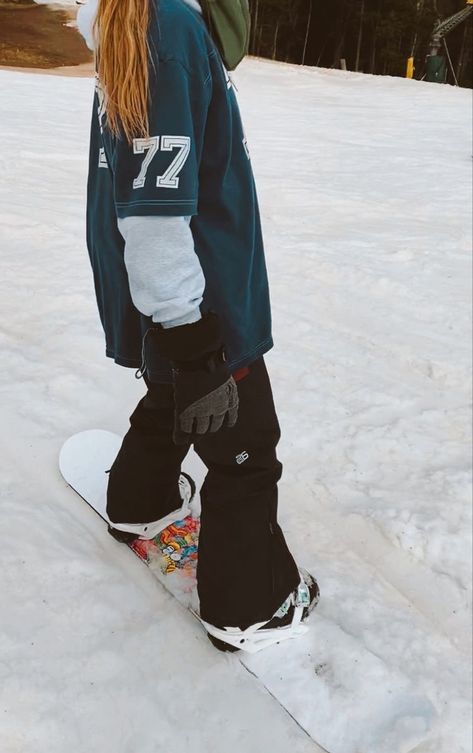 Snowboarding, aesthetics, snow fit. #snowboarding #aesthetic #cutefit #snowboard Fashion, Outfit, Styl, Vetements, Snow Outfit, Moda, Workout Hoodie, Cool Snowboarding Outfit, Girl Snowboarding Outfits