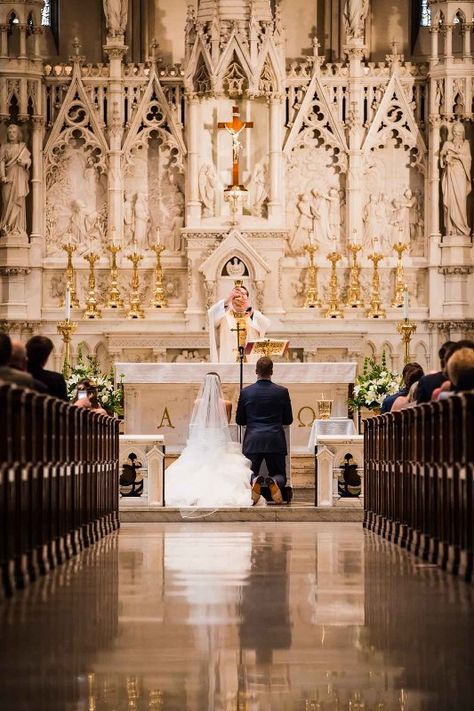 Wedding Night Suite Decorations, Cathedral Wedding Pictures, Cathedral Wedding Photography, Wedding Chapel Photography, Wedding Posing Ideas, Cathedral Wedding Photos, Italian Church Wedding, Cathedral Wedding Venue Church, Church Wedding Pictures