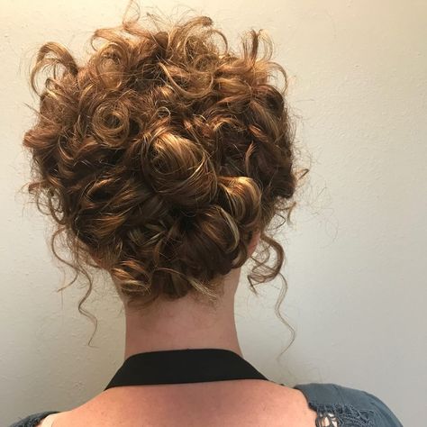 29 Curly Updos for Curly Hair (See These Cute Ideas for 2019) Curly Updos For Medium Hair, Easy Curly Updo, Curly Hair Updo Tutorial, Curled Hairstyles, Curly Hair Updo, Curly Updo, Easy Hair Updos, Hair Updos, Curled Updo