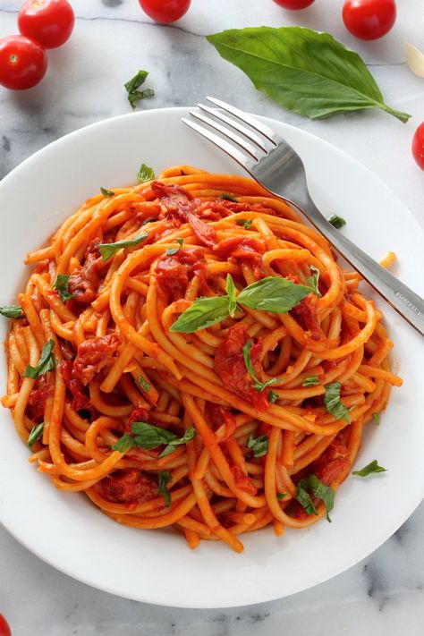 One Pan Tomato Basil Pasta - An Easy Tomato Basil Pasta Recipe Pasta Recipes, Ramen, Healthy Recipes, Pasta, Easy Pasta Recipes, Basil Pasta Recipes, Tomato Pasta, Tomato Basil Pasta, Easy Pasta