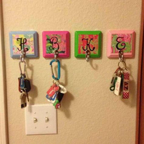 Cute way to hang keys for your apartment- we never lose our keys now! Quick and easy College Dorm Rooms, Diy, Organisation, Dorm Room Organisation, Key Holder Diy, Key Hooks, Dorm Room Organization, Dorm Room Diy, College Diy