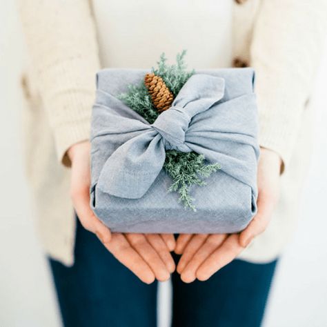 15 Pretty Gift Wrapping Ideas; gorgeous and unique ways to wrap your presents this Christmas! Make your presents stand out from the rest with these cute ideas! Natal, Ornament, Diy, Jul, Noel, Pretty Gift, Kerst, Natale, Weihnachten
