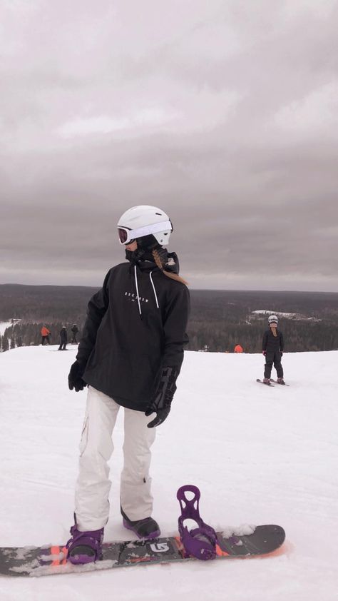 Winter Outfits, Snowboard Jacket, Snowboard Girl, Snowboarding Style, Snowboarding Women, Snowboarding Trip, Cool Snowboarding Outfit, Snowboarding Outfit, Snowboard Aesthetic